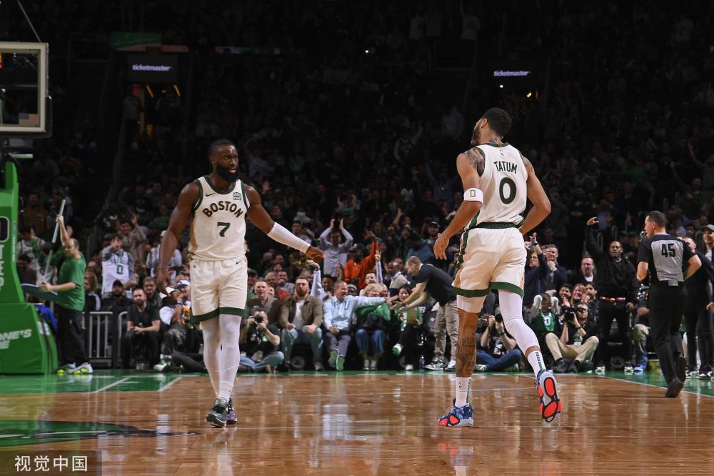 祝贺！宁忠岩廉子文高举五星红旗庆祝.